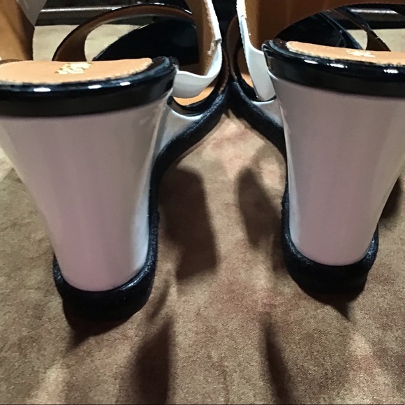 FENDI NIB AUTHENTIC WHITE & BLACK GENUINE PATENT LEATHER WEDGE HEEL SANDALS - Picture 15 of 17
